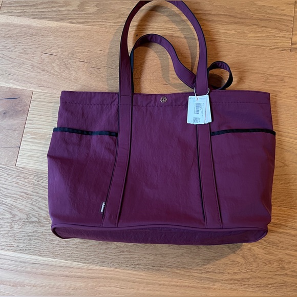 Lululemon Daily Multi-Pocket Tote Bag 20L GARN/BLK - Picture 2 of 3